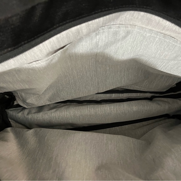 Sherpani Travel Tote Stride in Pink and Black. - Picture 3 of 6